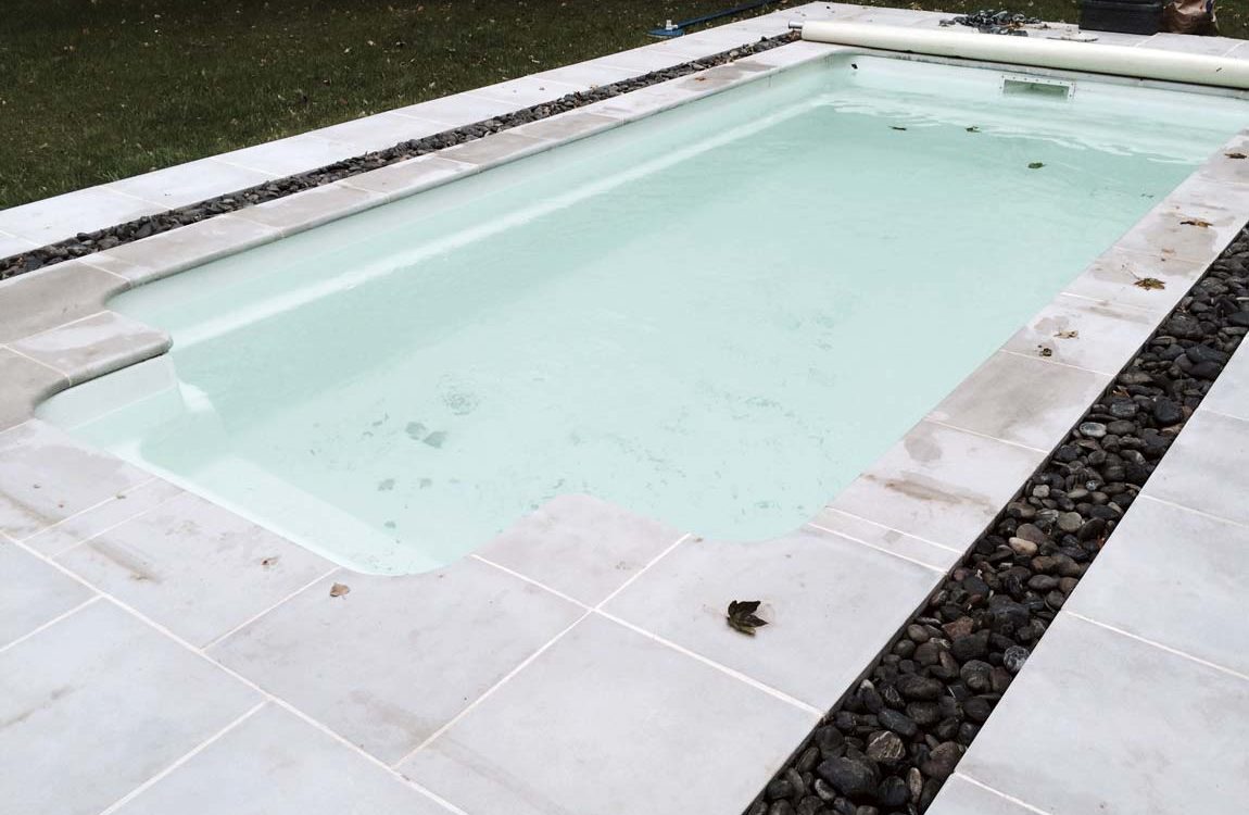 Piscine à coque à fontaine en Isère