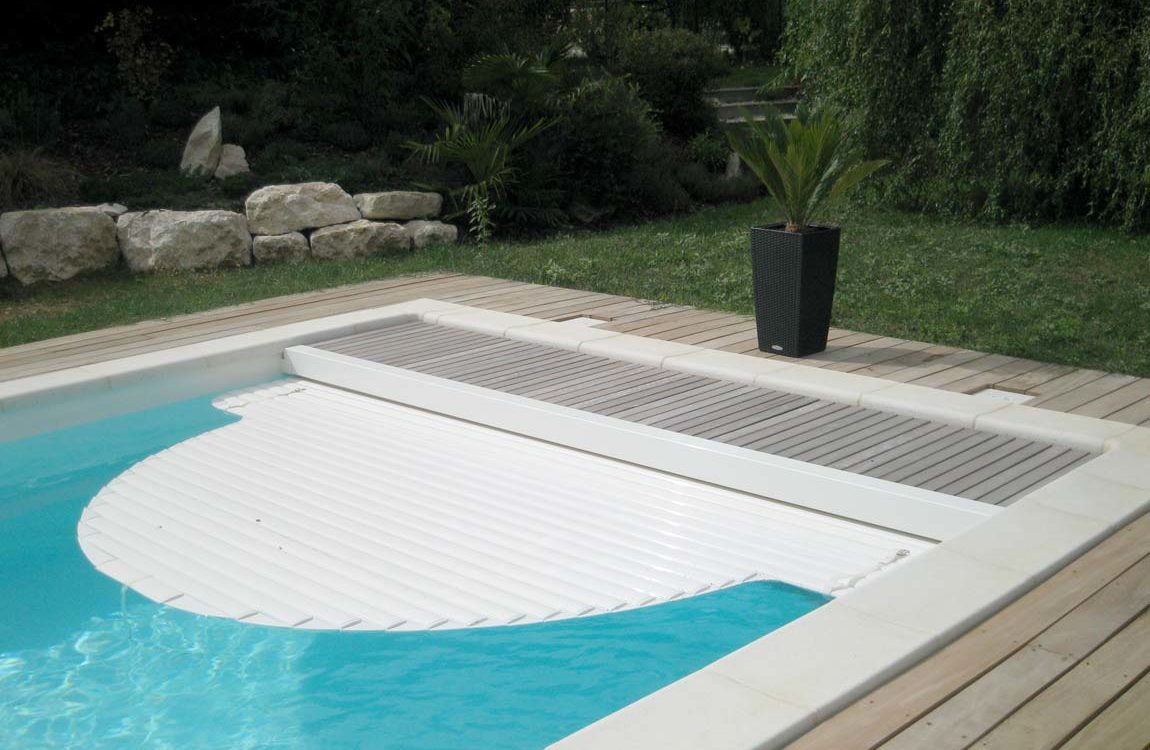 Piscine à coque avec volet immergé à Pressin, en Isère