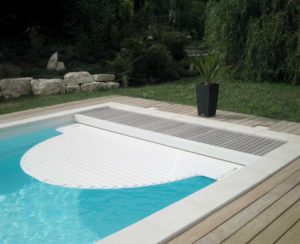 Piscine à coque avec volet immergé à Pressin, en Isère