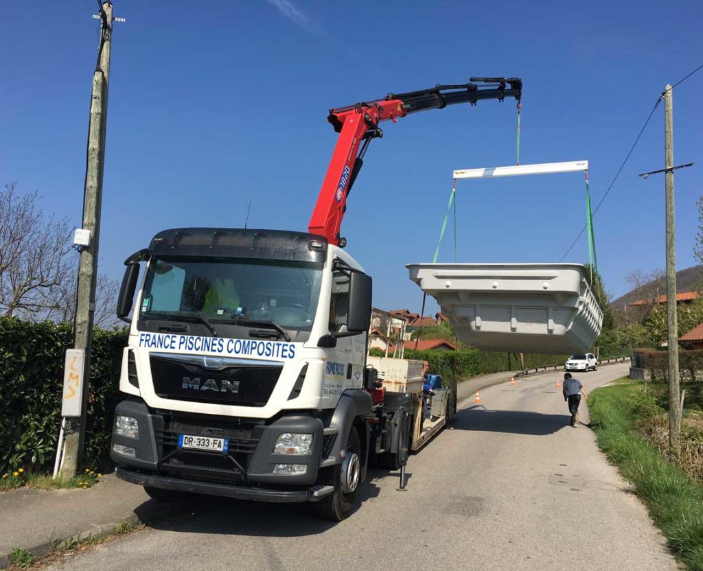 Transport et pose d'une piscine à coque à La Murette