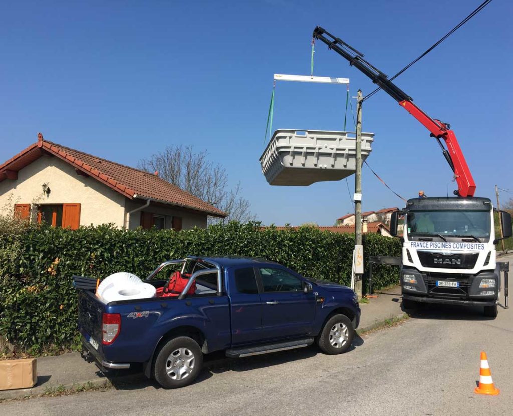 Transport et pose d'une piscine à coque à La Murette