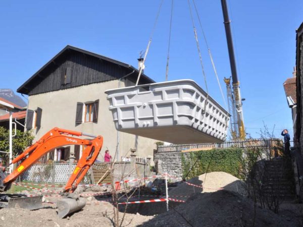 Livraison et pose d’une piscine à La Terrasse