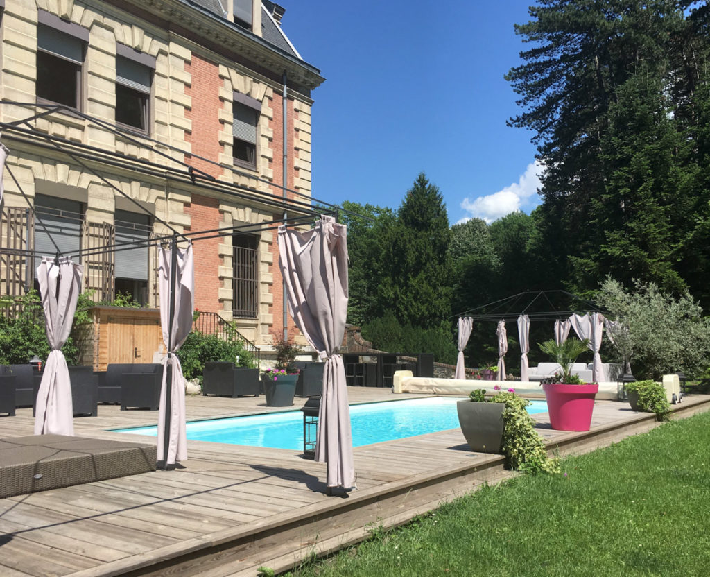 Piscine à coque au chateau des Arene