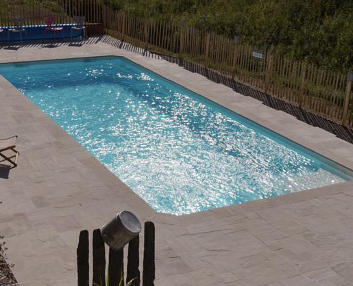 Construction d'une piscine à coque dans un hotel