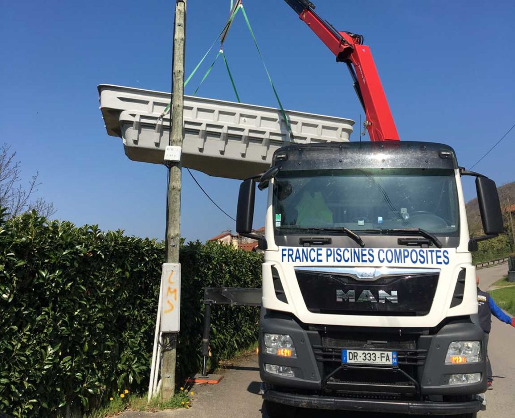 Transport et pose d'une piscine à coque à La Murette