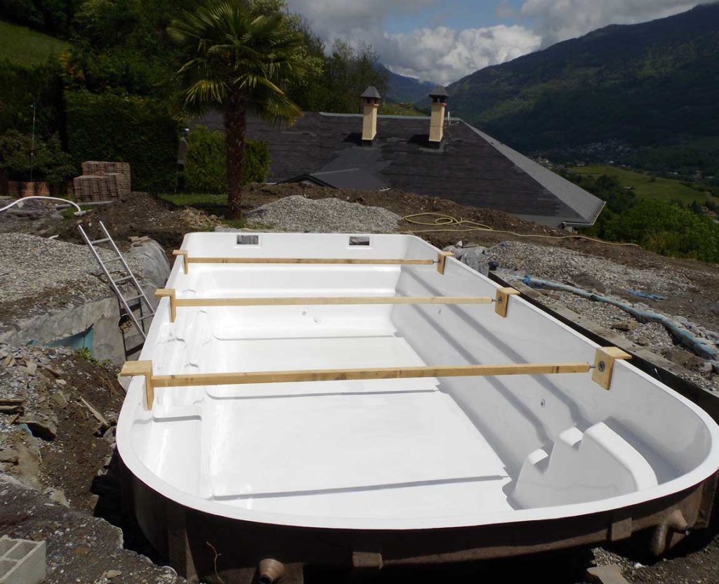 Livraison et pose d'une piscine à coque à Mercury