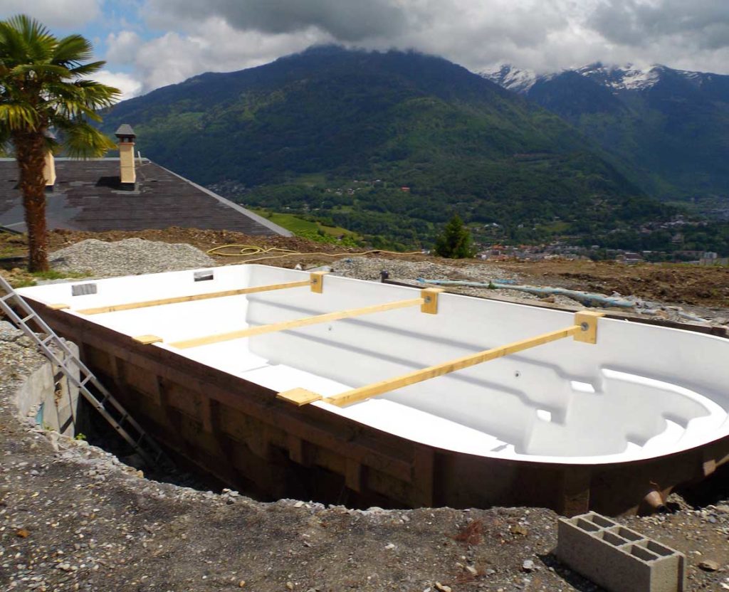 Livraison et pose d'une piscine à coque à Mercury