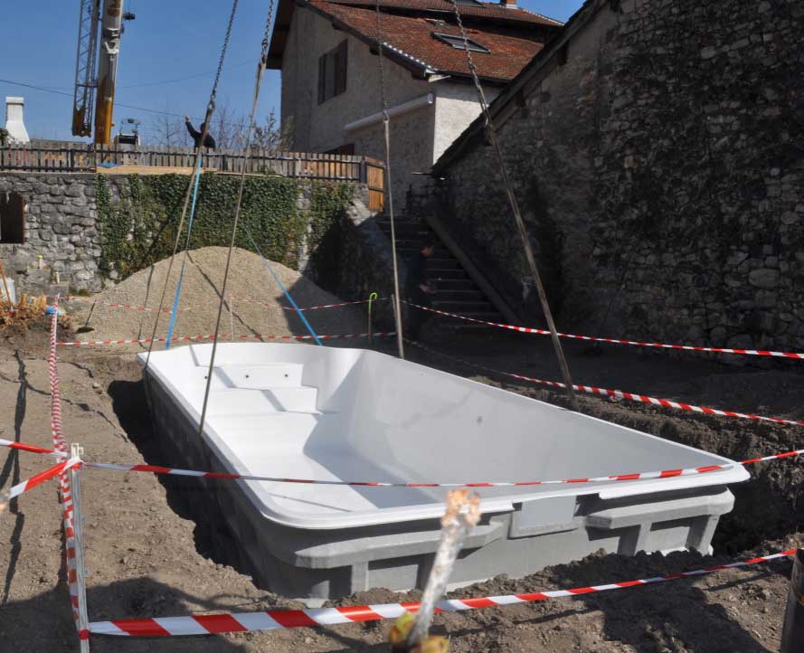 Transport et pose d'une piscine à coque à La Terrasse