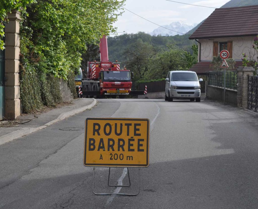 Transport et pose d'une piscine à coque à Le Gua