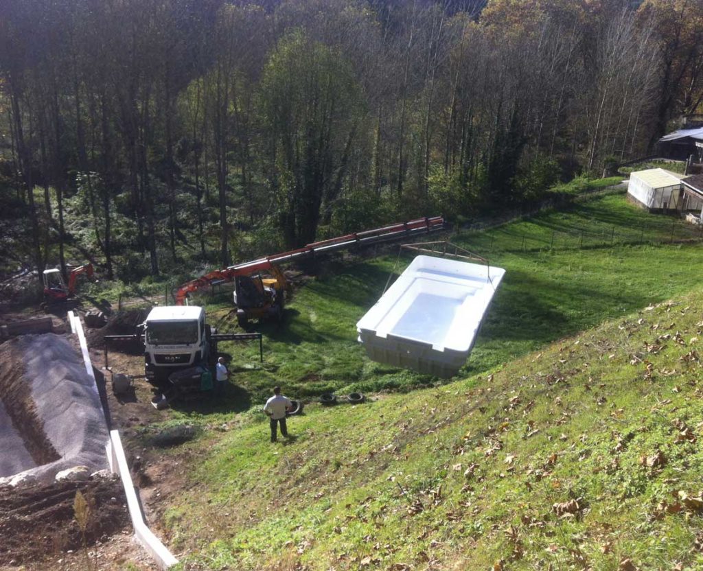 Transport et pose d'une piscine à coque à Hostun