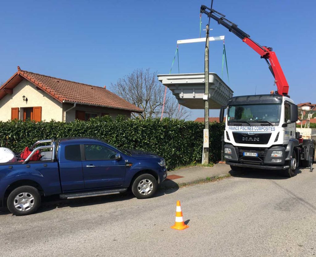 Transport et pose d'une piscine à coque à La Murette