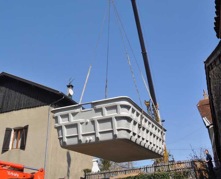 Transport et pose d'une piscine à coque à La Terrasse