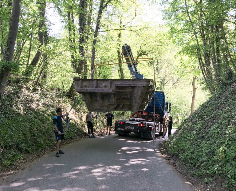 Livraison d'une coque de piscine à Quai en Chartreuse