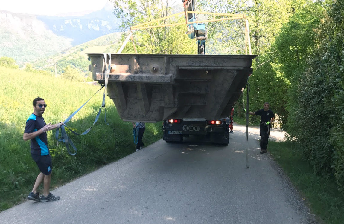 Livraison d'une coque de piscine à Quai en Chartreuse