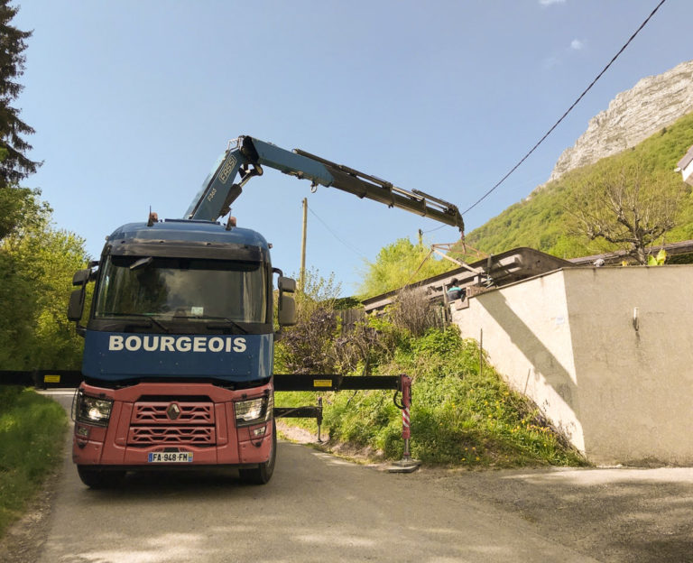 Livraison d'une coque de piscine à Quai en Chartreuse